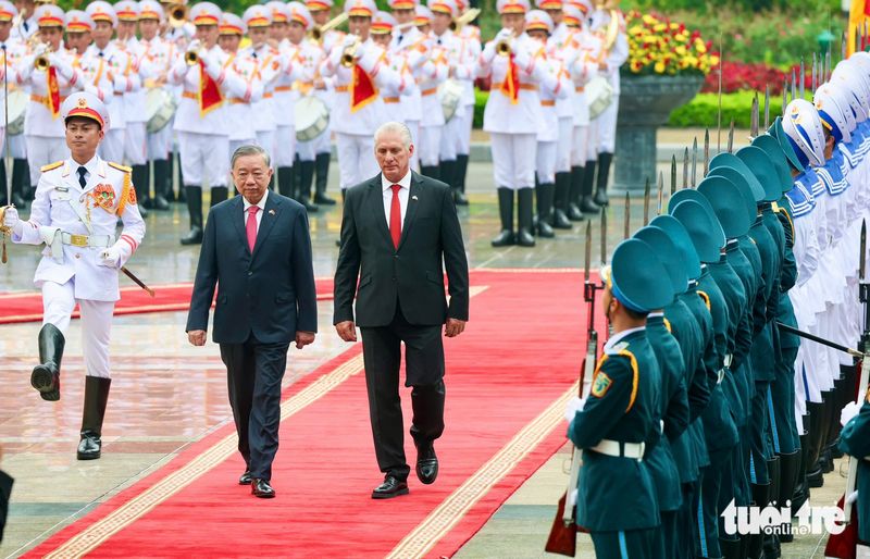
Tổng Bí thư Tô lâm và Bí thư thứ nhất, Chủ tịch nước Cuba Miguel Díaz-Canel Bermúdez duyệt đội danh dự - Ảnh: NGUYỄN KHÁNH