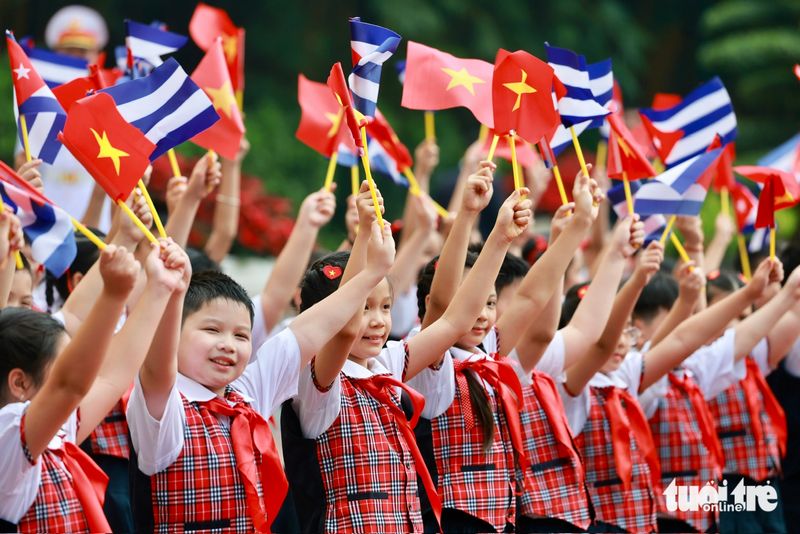 Đông đảo thiếu nhi Hà Nội vui mừng chào đón hai nhà lãnh đạo Việt Nam và Cuba - Ảnh: NGUYỄN KHÁNH

