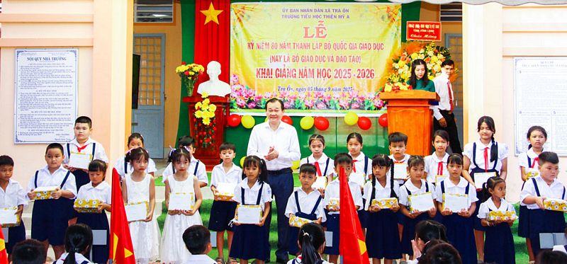 Phó Bí thư Tỉnh ủy, Chủ tịch HĐND tỉnh- Nguyễn Minh Dũng trao học bổng cho các em học sinh Trường Tiểu học Thiện Mỹ A. 
