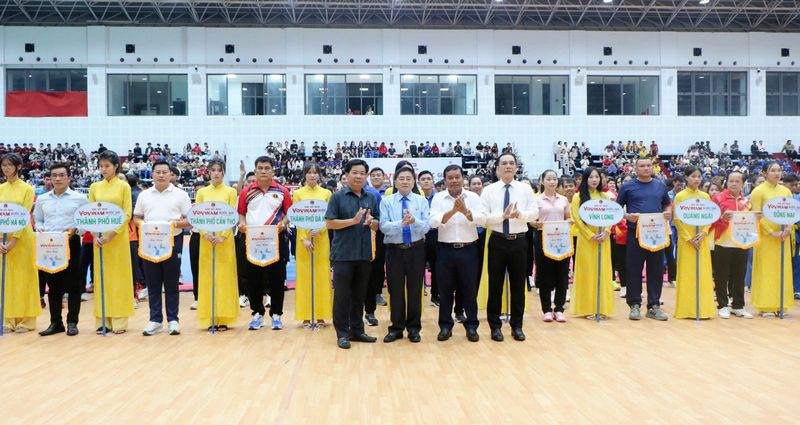 Đại biểu trao cờ lưu niệm cho các đơn vị tham dự giải.