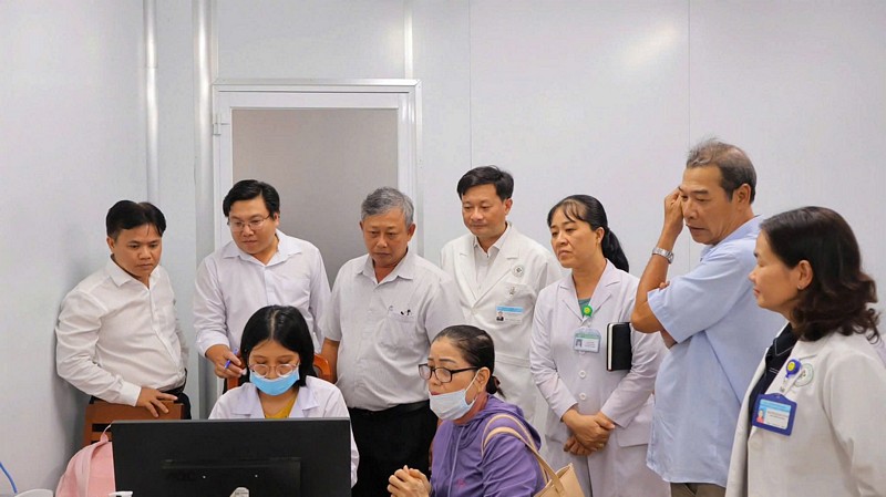 Sở Y tế tổ chức đoàn thẩm định hồ sơ BAĐT tại BVĐK Vĩnh Long.

