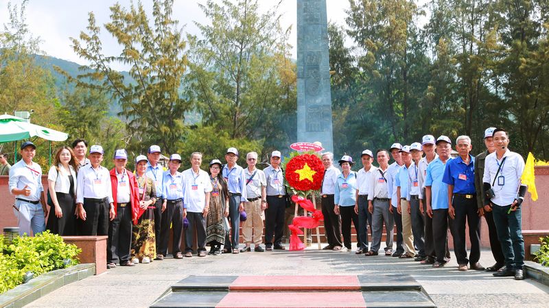 Đoàn cựu tù kháng chiến tỉnh và thân nhân liệt sĩ về thăm lại Côn Đảo.