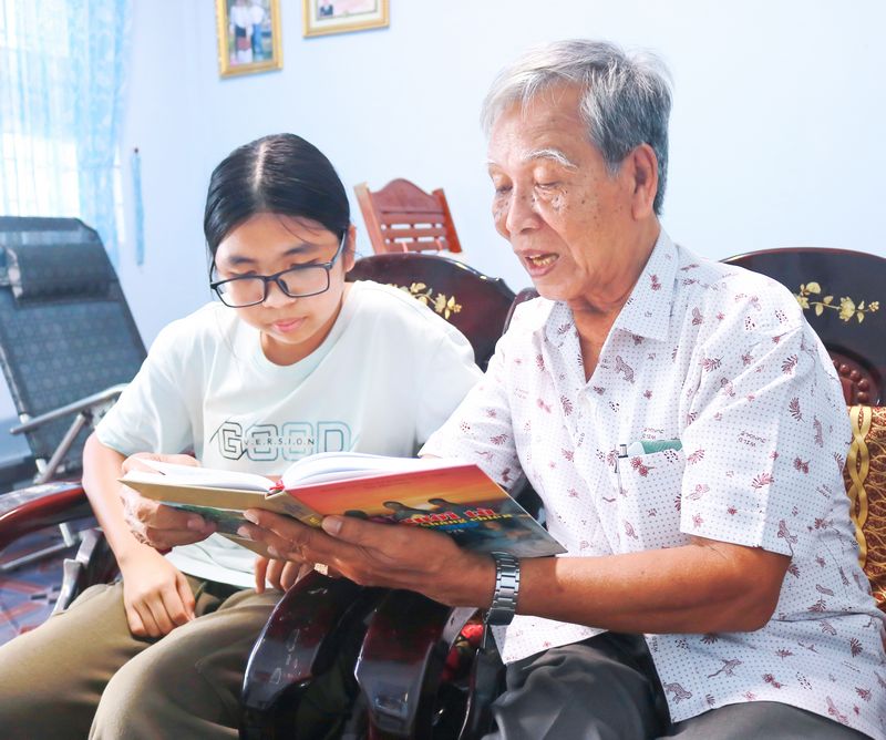 “Ông kể cháu nghe” chuyện lịch sử; chuyện kiên cường của cựu tù kháng chiến Phan Thanh Hiệp.
