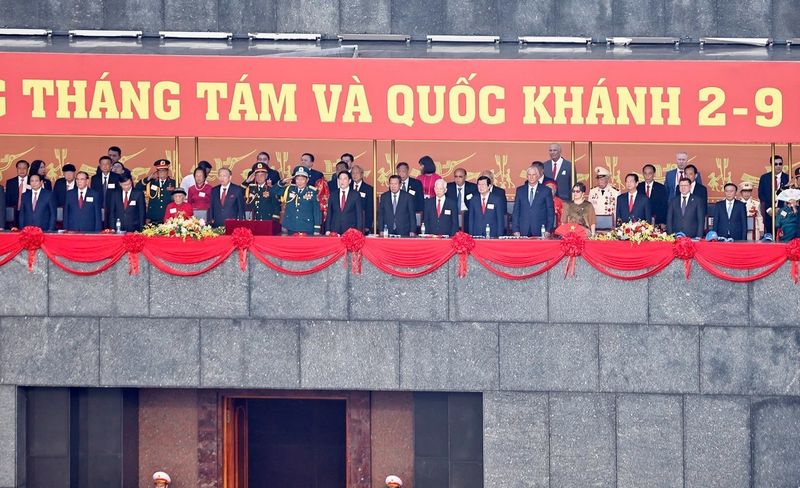 Các vị lãnh đạo Đảng, Nhà nước, khách mời quốc tế tại lễ kỷ niệm. (Ảnh: TTXVN)