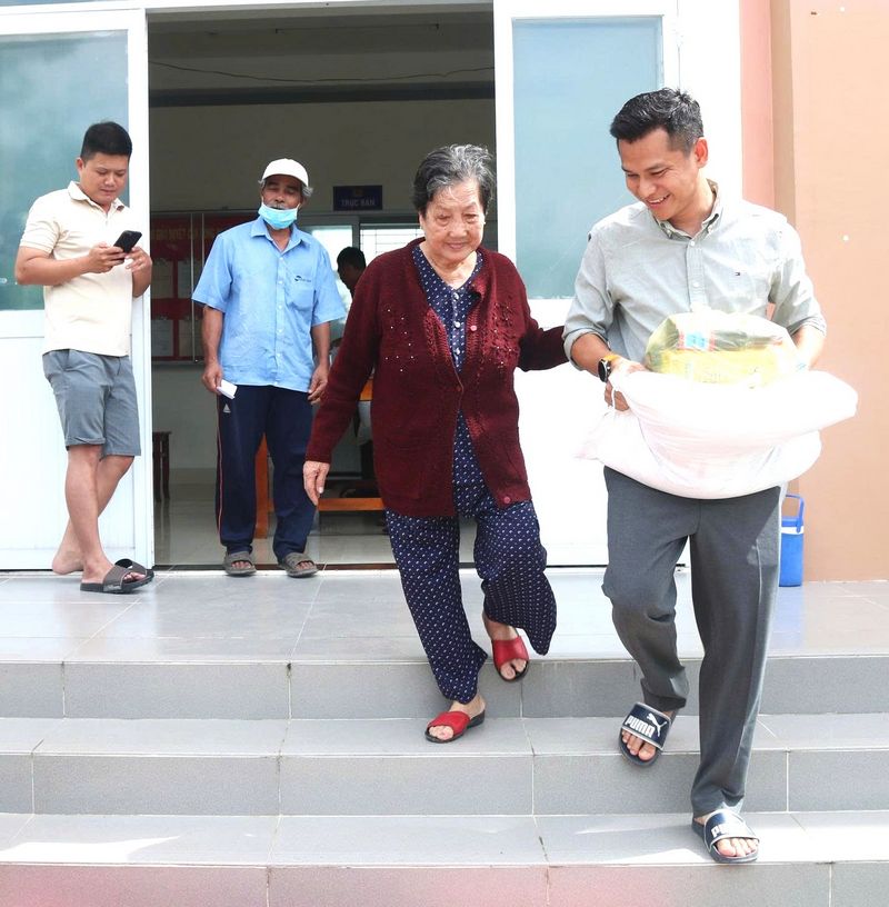  Ông Mai Quốc Dũng - Tổng giám đốc Công ty Cổ phần Mẹ và Bé Dũng Jerry bày tỏ lời tri ân với các gia đình chính sách và hỗ trợ vận chuyển quà giúp các hộ nhận quà là người cao tuổi



