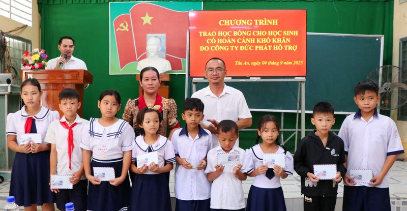  Bà Nguyễn Thị Tuấn Thanh- Phó Chủ tịch Ủy ban MTTQ Việt Nam tỉnh và ông Trần Văn Đức- Giám đốc Công ty Đức Phát trao học bổng cho học sinh khó khăn.

