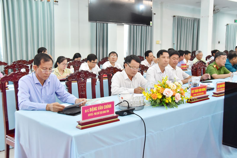 Đồng chí Đặng Văn Chính- Ủy viên Ban Thường vụ Tỉnh ủy, Phó Chủ tịch Thường trực UBND tỉnh cùng đại biểu dự hội nghị.