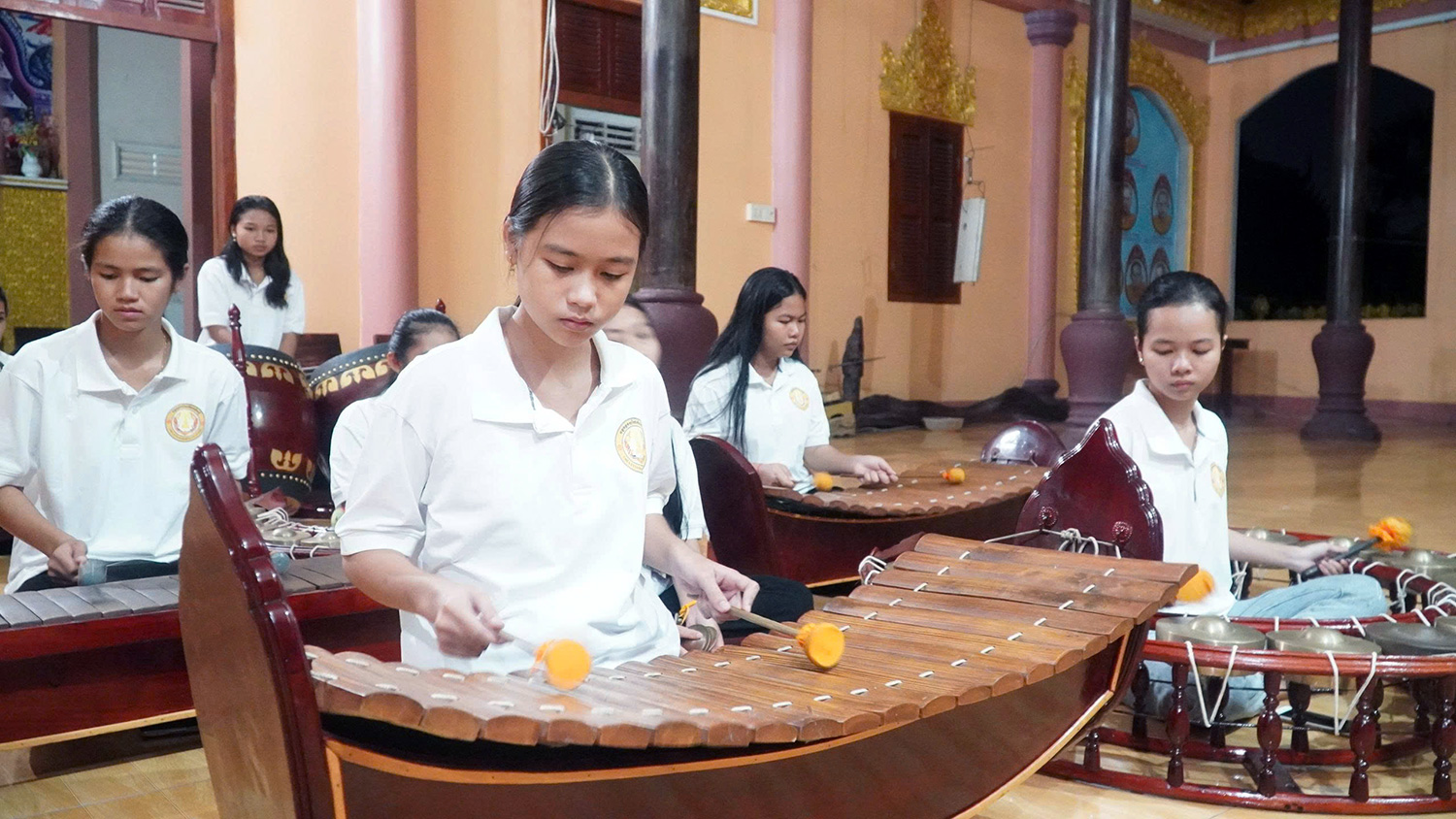 Nhạc ngũ âm gồm năm bộ nhạc cụ: Đồng, sắt, mộc, hơi và da.