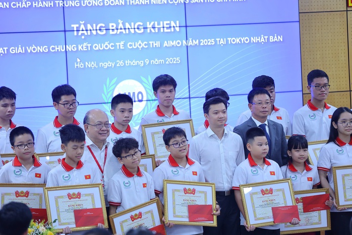 Ban Tổ chức trao bằng khen cho các thành viên đội tuyển Việt Nam đoạt giải cao tại đấu trường AIMO 2025