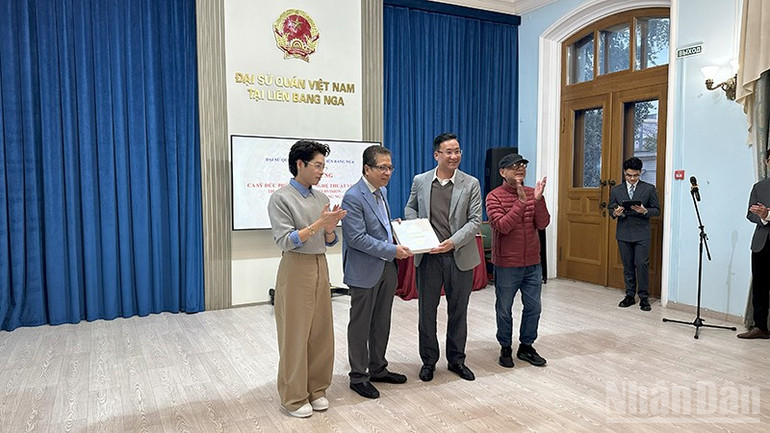 Đại sứ Đặng Minh Khôi trao tặng quà cho đoàn nghệ thuật tham dự cuộc thi Intervision 2025
