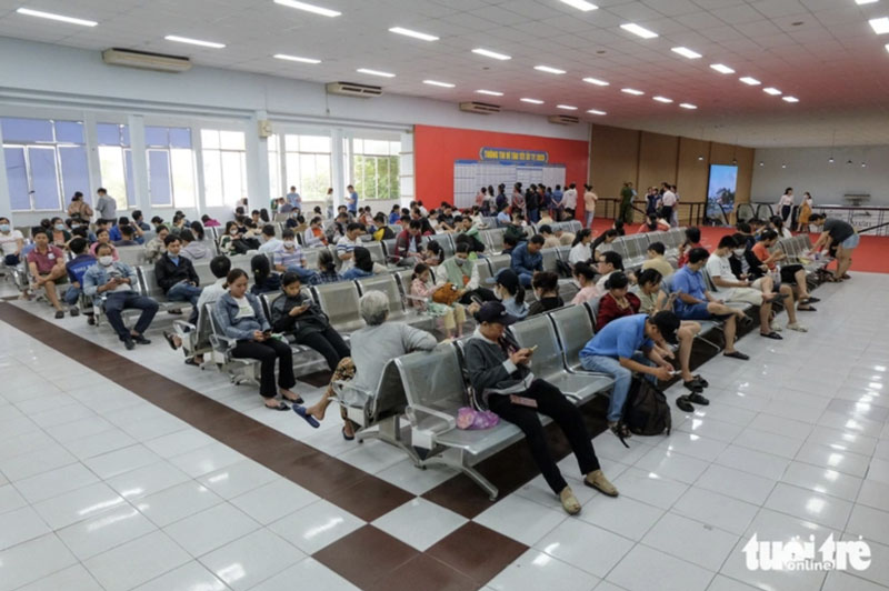 Người dân đợi mua vé tàu Tết Ất Tỵ trong ngày đầu mở bán - Ảnh: PHƯƠNG NHI
