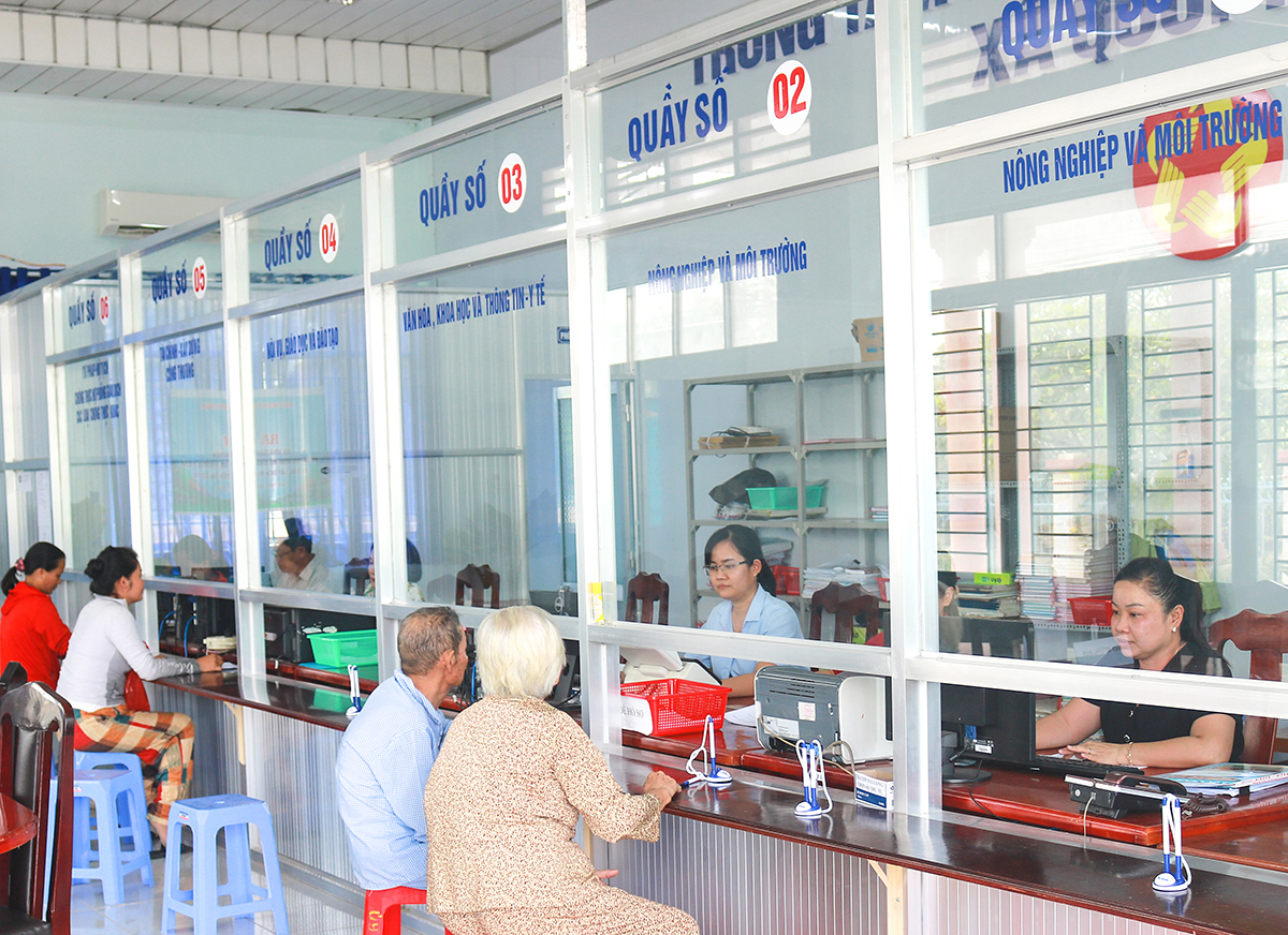 Người dân giải quyết thủ tục hành chính tại Trung tâm Phục vụ hành chính công xã Quới Thiện.
