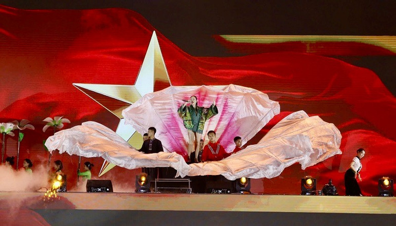Một trong những tiết mục đặc biệt trong chương trình văn nghệ khai mạc Festival Tinh hoa Tây Bắc - Điện Biên năm 2025.