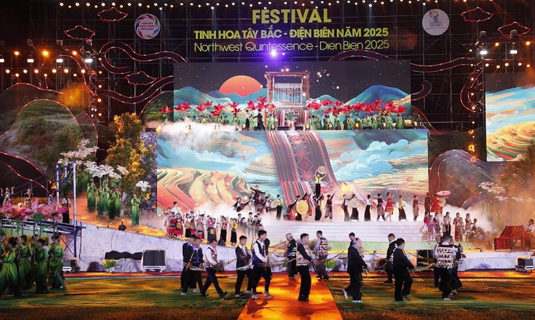 Chương trình nghệ thuật đặc biệt với chủ đề Kết dải mây trời - Vươn mình Tây Bắc trong đêm khai mạc sự kiện.