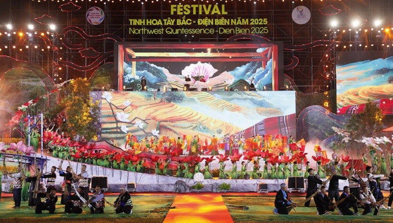 Chương trình văn nghệ đặc sắc trong đêm khai mạc Festival Tinh hoa Tây Bắc-Điện Biên, thu hút hàng nghìn nhân dân, du khách theo dõi.
