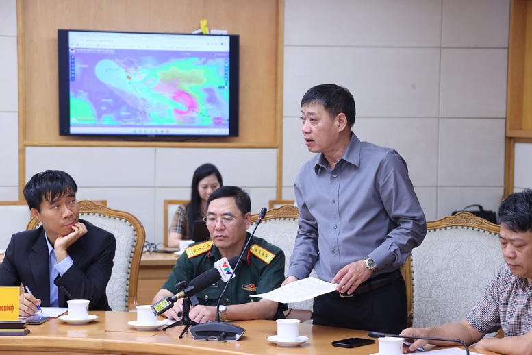 Ông Hoàng Đức Cường, Phó Cục trưởng Cục Khí tượng-Thủy văn cho biết, khi áp sát vùng biển cách Đà Nẵng khoảng 200 km (rạng sáng 28/9), bão số 10 có khả năng đạt cường độ mạnh nhất, cấp 13–14, giật cấp 15–16; vào đến bờ vẫn còn cấp 11–12, ven biển cấp 12–13 - Ảnh: VGP/MK