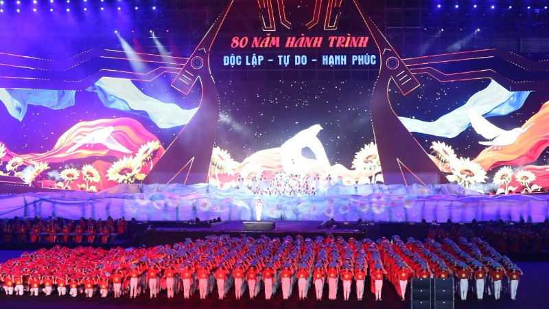 Chương trình nghệ thuật đặc biệt “80 năm – Hành trình Độc lập, Tự do, Hạnh phúc” là bản hùng ca chào mừng kỷ niệm 80 năm Quốc khánh 2/9. (Ảnh: TRẦN HUẤN)