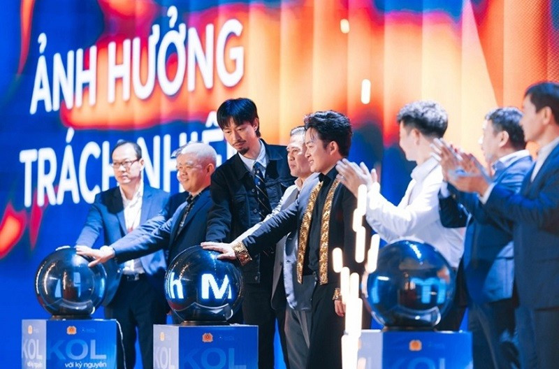 Người có sức ảnh hưởng trên không gian mạng tại lễ ra mắt Liên minh Niềm tin số. (Ảnh VNEXPRESS)
