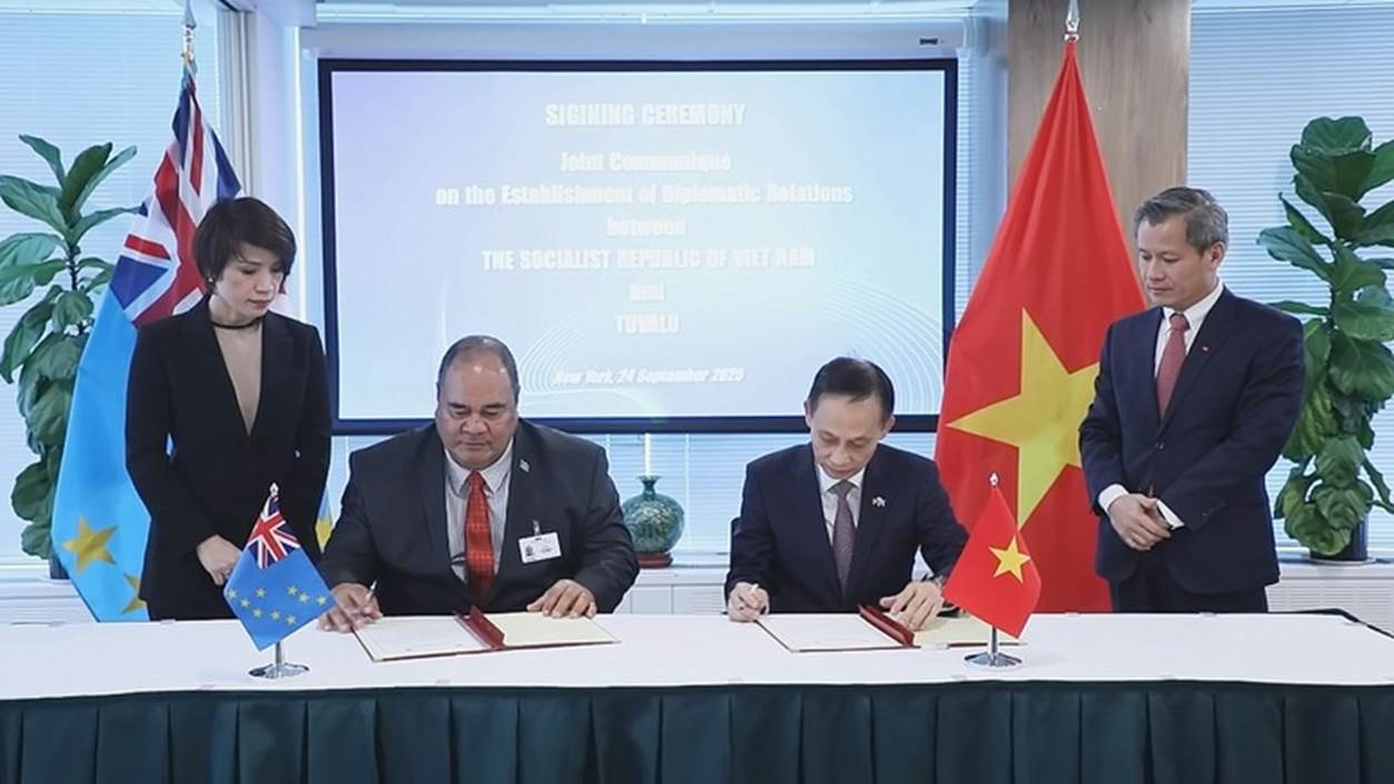 Bí thư Trung ương Đảng, Quyền Bộ trưởng Ngoại giao Lê Hoài Trung và Bộ trưởng Ngoại giao, Lao động và Thương mại Tuvalu Paulson Panapa ký Thông cáo chung thiết lập quan hệ ngoại giao giữa hai nước - Ảnh: BNG