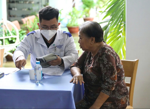 Người cao tuổi được kiểm tra sức khỏe tại Viện Dưỡng lão Tâm An (phường Linh Xuân, TP HCM)