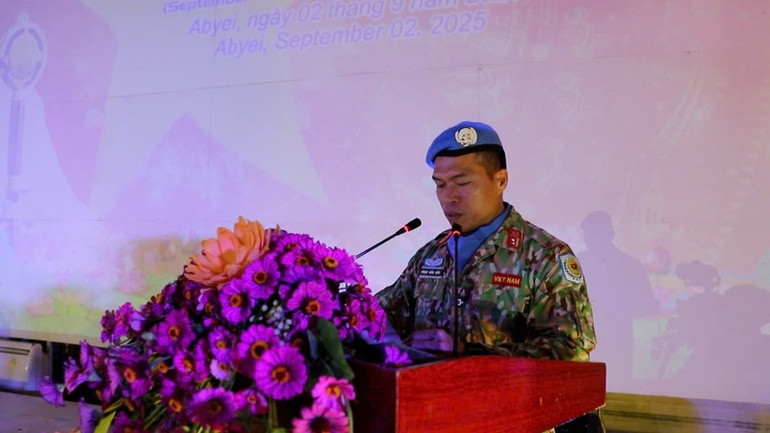 Trung tá Phạm Văn Hảo, Chỉ huy trưởng Lực lượng gìn giữ hòa bình Việt Nam tại Abyei đọc diễn văn ôn lại những mốc son chói lọi của Cách mạng Tháng Tám và Quốc khánh 2/9.