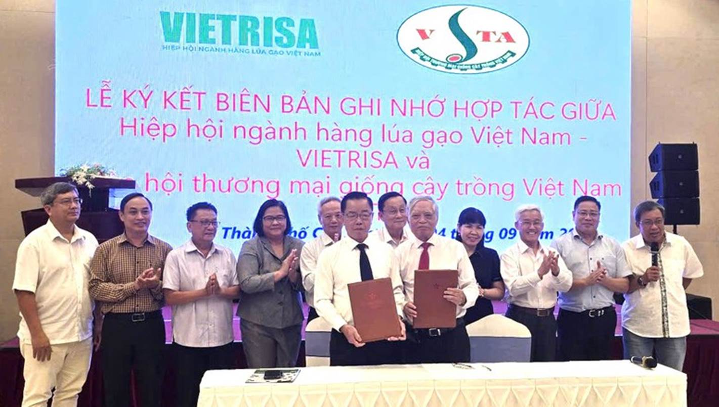 Ký kết Biên bản ghi nhớ hợp tác giữa Hiệp hội Ngành hàng lúa gạo Việt Nam và Hiệp hội Thương mại giống cây trồng Việt Nam - Ảnh: VGP/LS