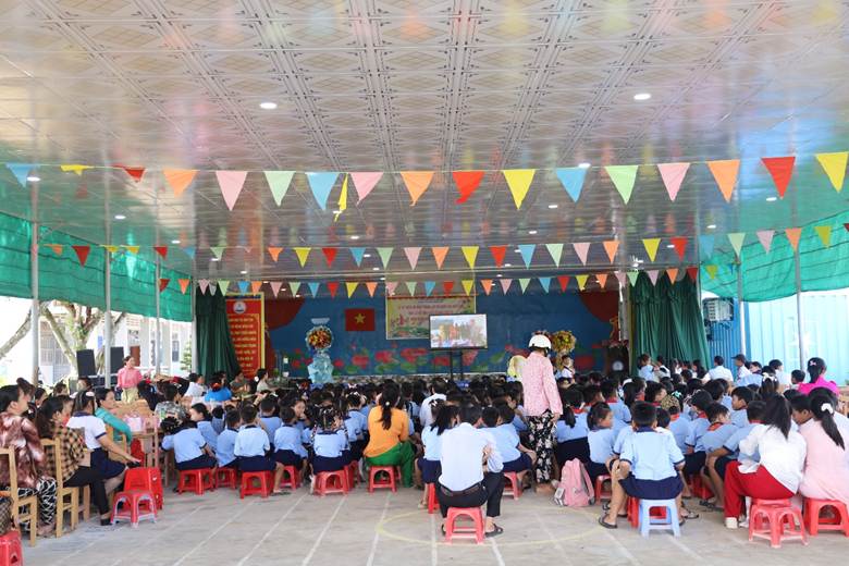 
Trần của nhà đa năng trường Tiểu học Phước Ngãi được khoác lên diện mạo mới khang trang và mát hơn với sản phẩm trần trang trí Vĩnh Tường Ánh Kim và khung xương Vĩnh Tường

