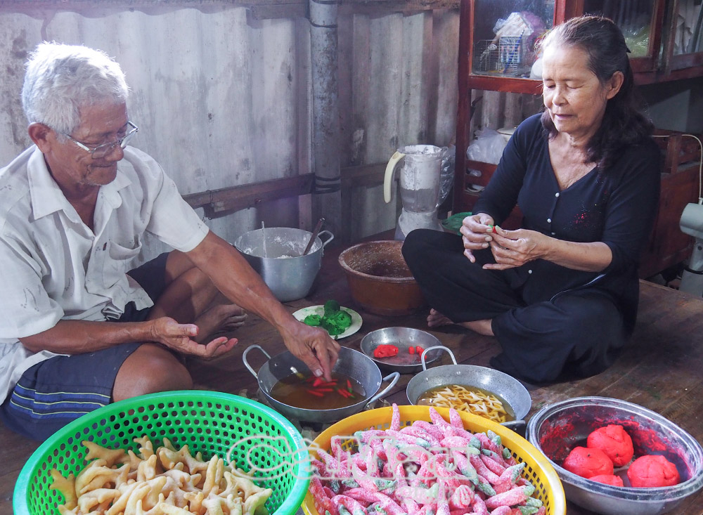 Bánh ớt, bánh gừng làm bằng thủ công nên mỗi ngày vợ chồng bà Lang làm tối đa khoảng 5 ký, giá 160 ngàn đồng/ký.