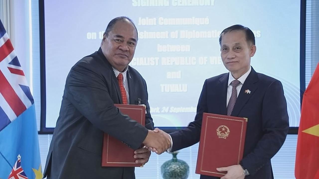 Hai bên khẳng định việc ký kết Thông cáo chung hôm nay là một dấu mốc lịch sử, đặt nền móng cho quan hệ hợp tác giữa hai nước - Ảnh: BNG