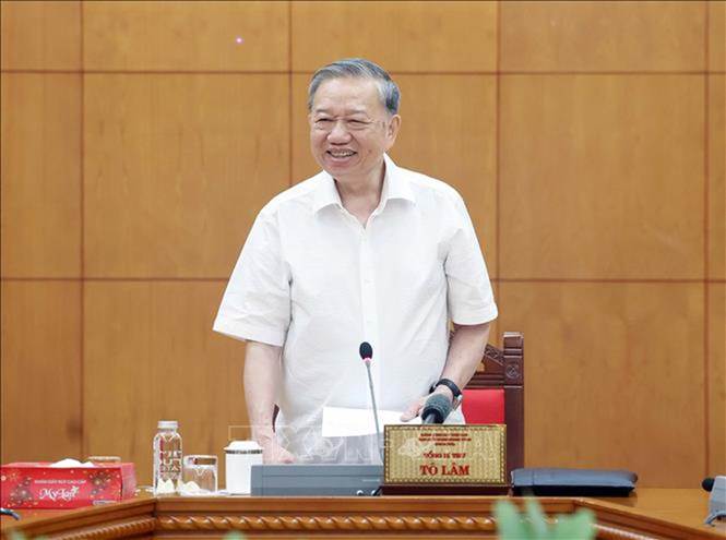 Tổng Bí thư nhấn mạnh: “Chúng ta sẽ biến Văn kiện thành công cụ lãnh đạo và quản trị hiện đại, tạo nền tảng vững chắc cho mục tiêu 2035-2045. Đó cũng là cam kết của chúng ta trước nhân dân: nói đi đôi với làm, kế hoạch đi đôi với hành động, kết quả là thước đo cao nhất” - Ảnh: TTXVN