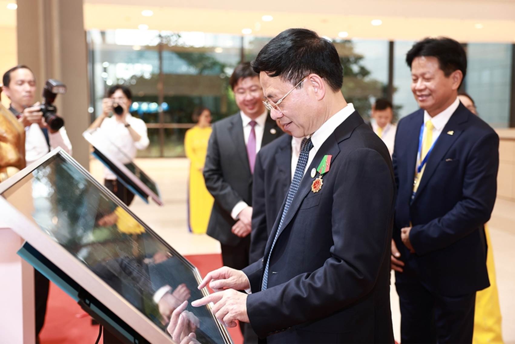 Bộ trưởng Bộ Khoa học và công nghệ Nguyễn Mạnh Hùng thăm và trải nghiệm khu vực tra cứu thông tin Liệt sĩ ngành Bưu chính viễn thông