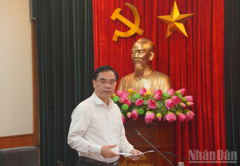 Phó Giáo sư, Tiến sĩ Dương Trung Ý, Phó Giám đốc Học viện Chính trị quốc gia Hồ Chí Minh báo cáo tình hình và kết quả chấm điểm vòng sơ khảo cuộc thi.