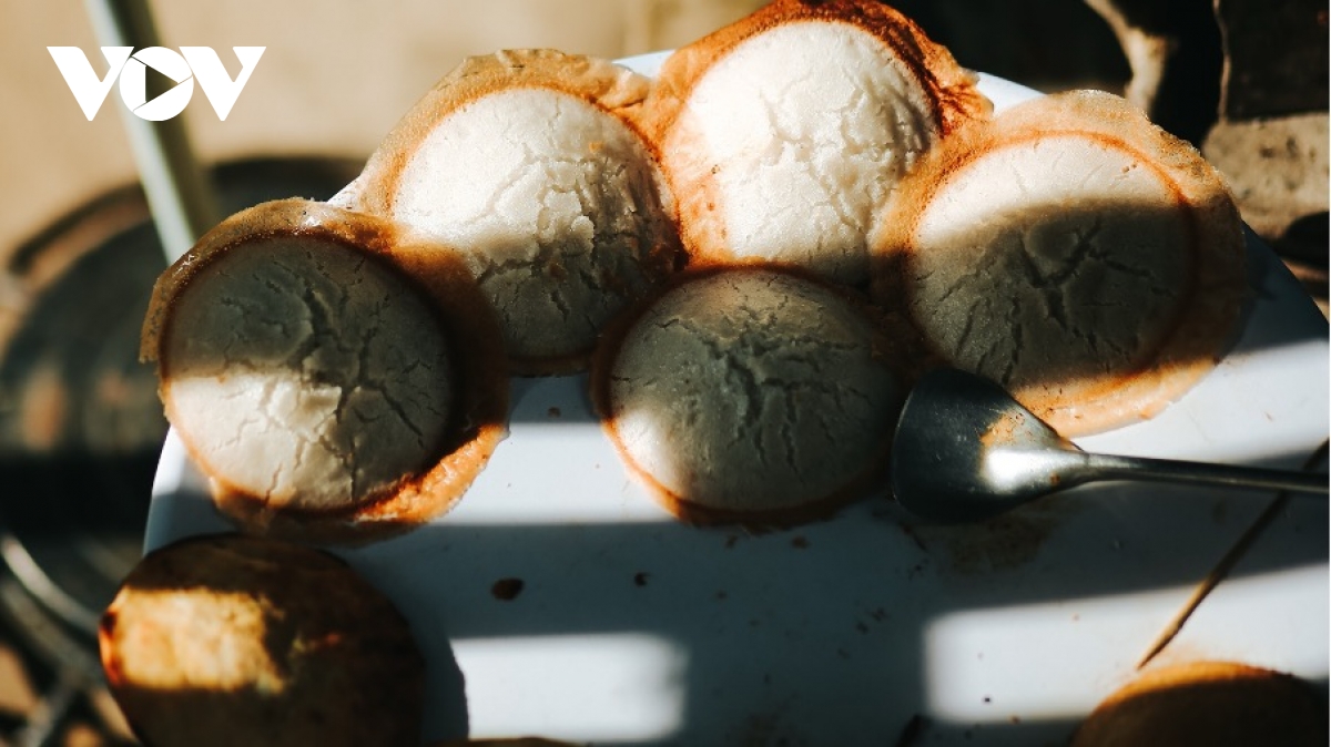 Món bánh đã vượt ra khỏi không gian gia đình, trở thành đặc sản quà tặng được du khách yêu thích.