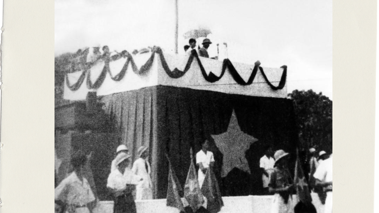 Chủ tịch Hồ Chí Minh đọc Tuyên ngôn Độc lập sáng 2/9/1945. (Ảnh: TTXVN)