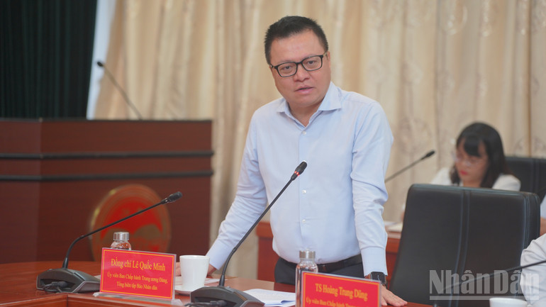 Đồng chí Lê Quốc Minh, Ủy viên Trung ương Đảng, Phó Trưởng ban Tuyên giáo và Dân vận Trung ương, Tổng Biên tập Báo Nhân Dân, Chủ tịch Hội Nhà báo Việt Nam phát biểu tại cuộc họp.