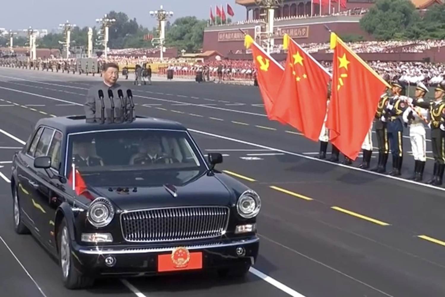 Theo CNN, trên chiếc limousine mui trần màu đen, Chủ tịch Trung Quốc Tập Cận Bình vẫy tay khi bắt đầu cuộc duyệt đội quân trên Quảng trường Thiên An Môn.
