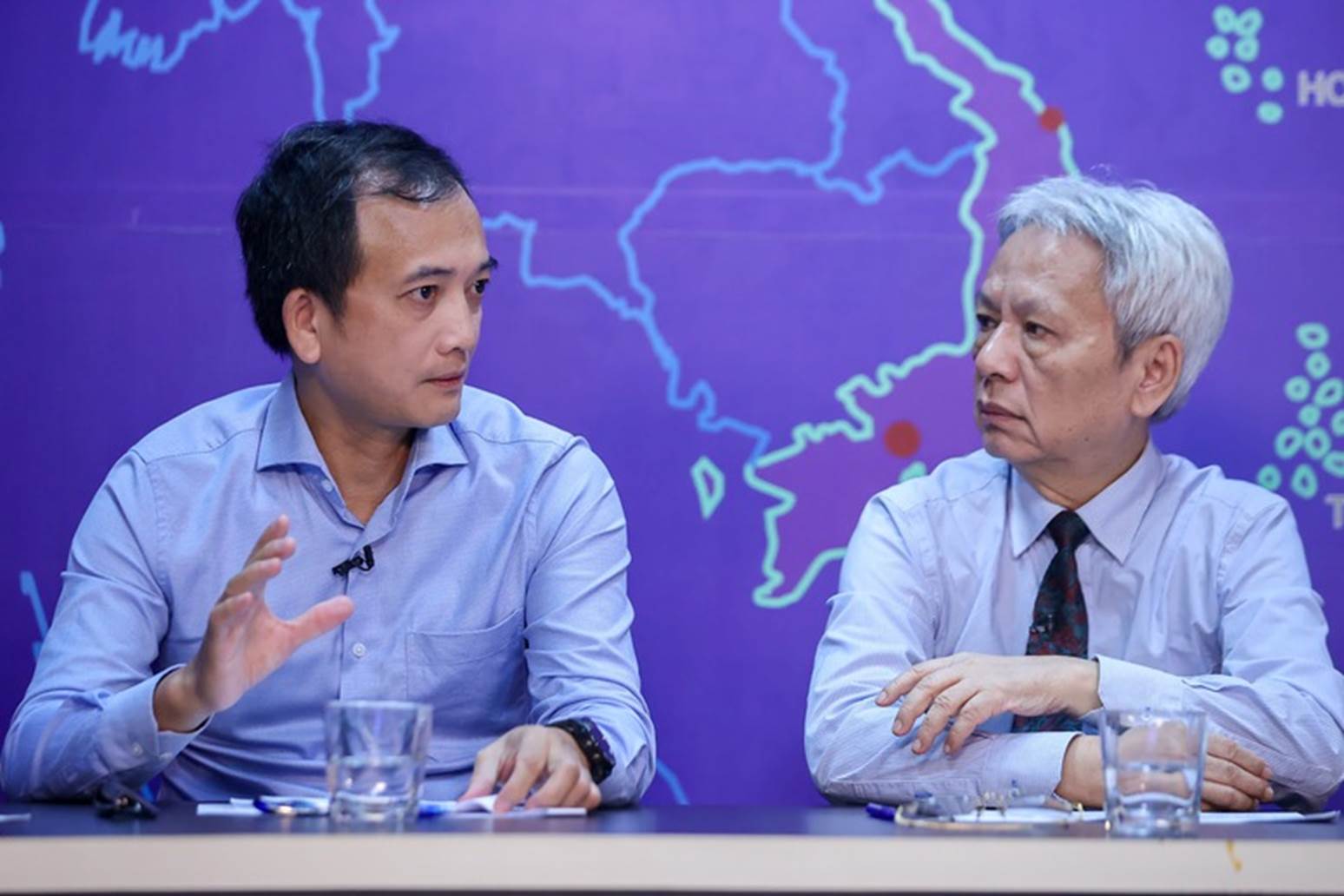 Phó Cục trưởng Cục Điện lực Trịnh Quốc Vũ trao đổi cùng TS. Nguyễn Sĩ Dũng - Ảnh: VGP/Nhật Bắc