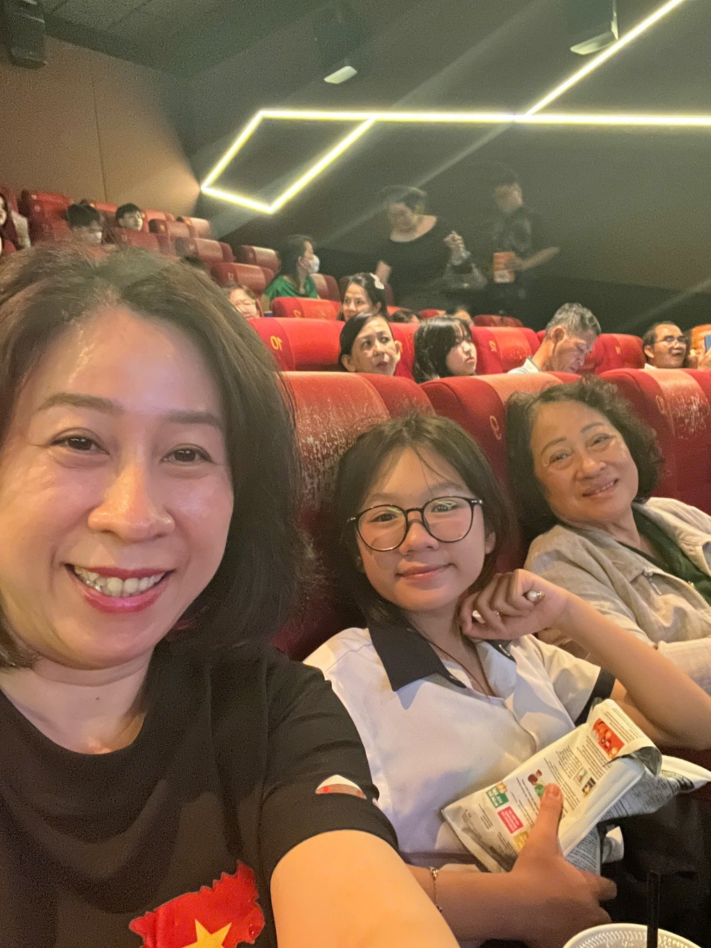 Phương Linh cùng bà và mẹ đi xem phim Mưa đỏ (Ảnh: NVCC).
