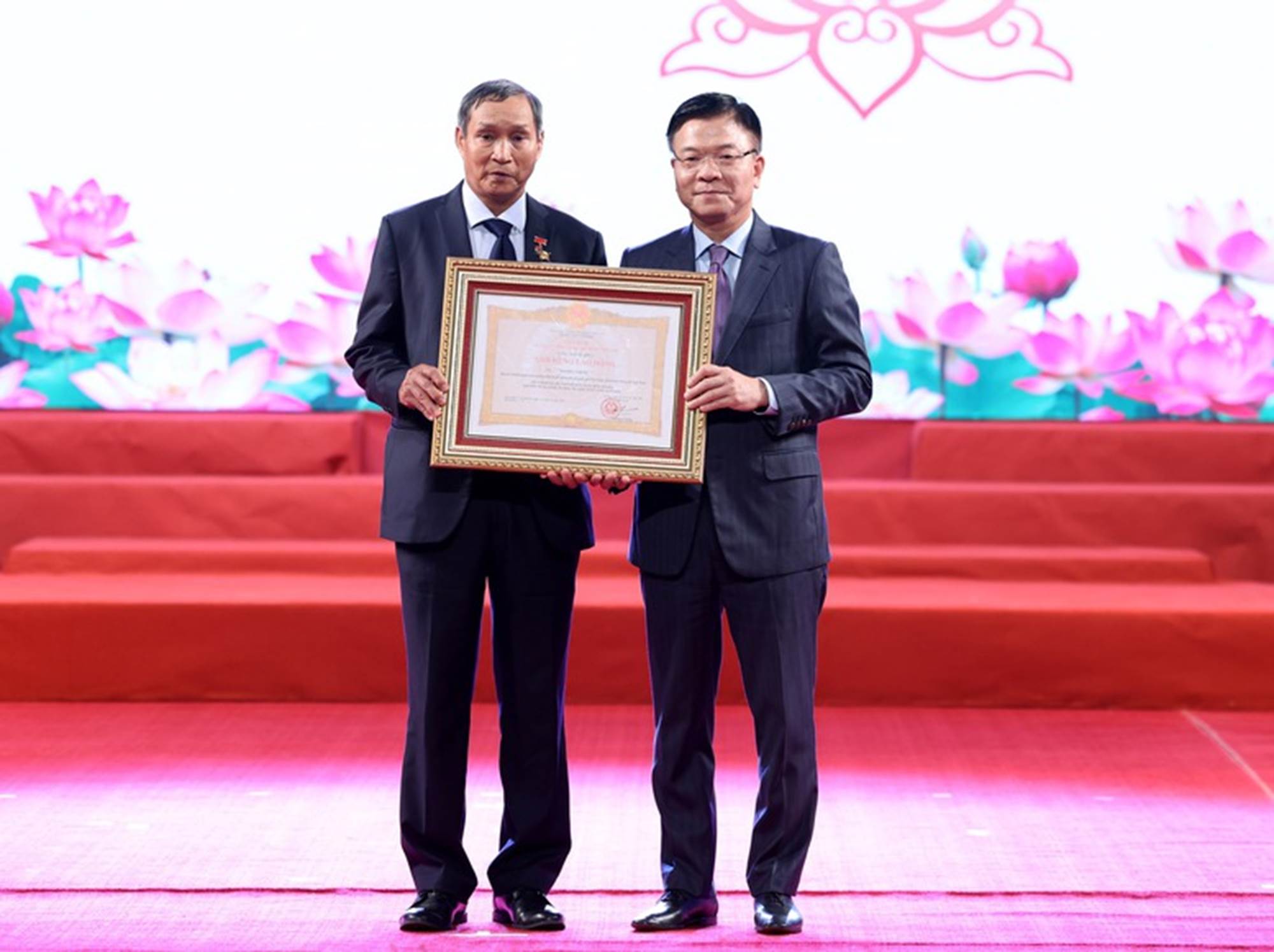 Phó Thủ tướng Lê Thành Long trao danh hiệu Anh hùng Lao động cho ông Mai Đức Chung, nguyên Huấn luyện viên trưởng Đội tuyển Bóng đá nữ quốc gia Việt Nam - Ảnh: VGP/Đức Tuân