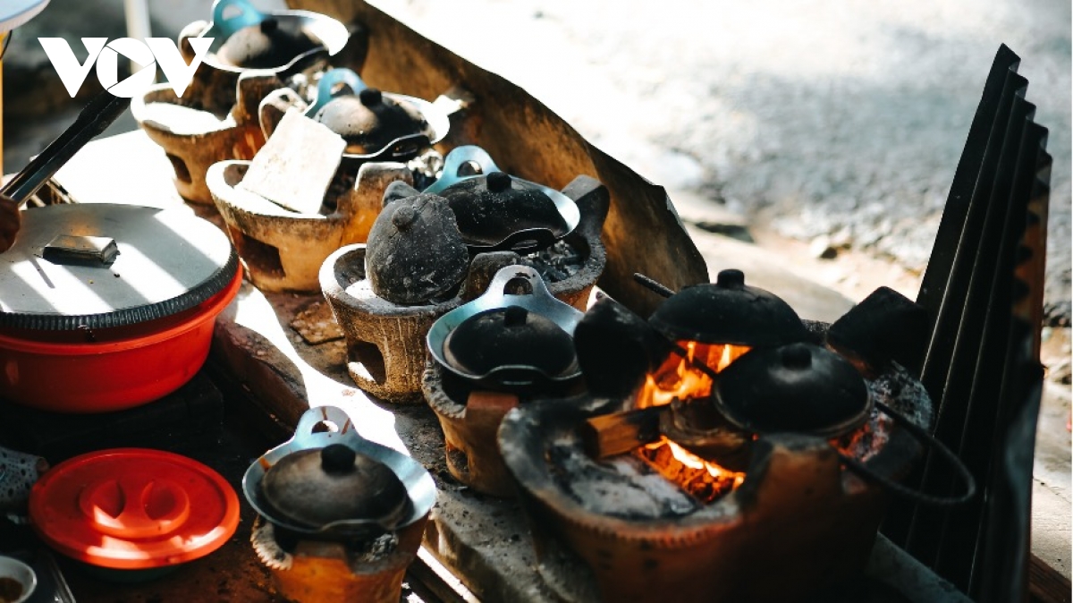 Điểm khác biệt tạo nên hương vị độc đáo cho bánh Ha Cô là phương pháp nướng trên bếp than hồng thay vì hấp