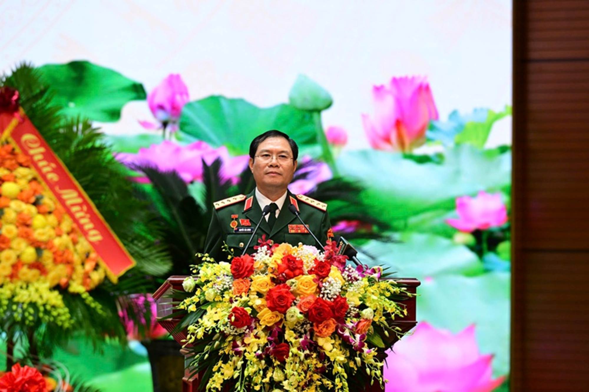 Đại tướng Nguyễn Tân Cương, Ủy viên Trung ương Đảng, Ủy viên Thường vụ Quân ủy Trung ương, Tổng Tham mưu trưởng, Thứ trưởng Bộ Quốc phòng đọc Dự thảo Báo cáo chính trị của Quân ủy Trung ương nhiệm kỳ 2020-2025 trình Đại hội