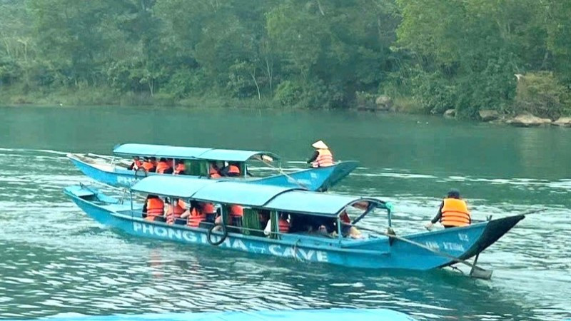 Ngày 30/9, Sở Văn hóa, Thể thao và Du lịch tỉnh Quảng Trị thông tin, tạp chí du lịch hàng đầu thế giới Lonely Planet vừa thông tin đến độc giả về Top 15 điểm đến và trải nghiệm hấp dẫn nhất Việt Nam, trong đó Quảng Trị có 2 điểm đến là Vườn quốc gia Phong Nha-Kẻ Bàng và Địa đạo Vịnh Mốc. 