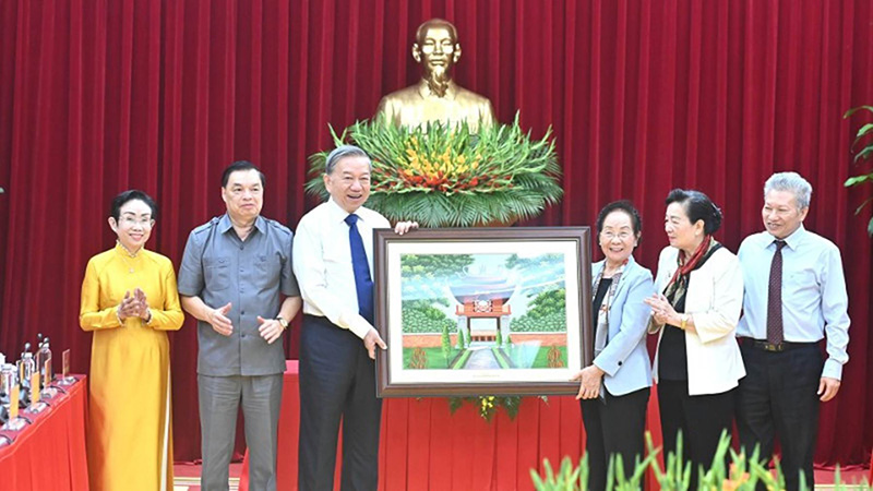 Tổng Bí thư Tô Lâm trao quà tặng Hội Khuyến học Việt Nam. (Ảnh: ĐĂNG KHOA)
