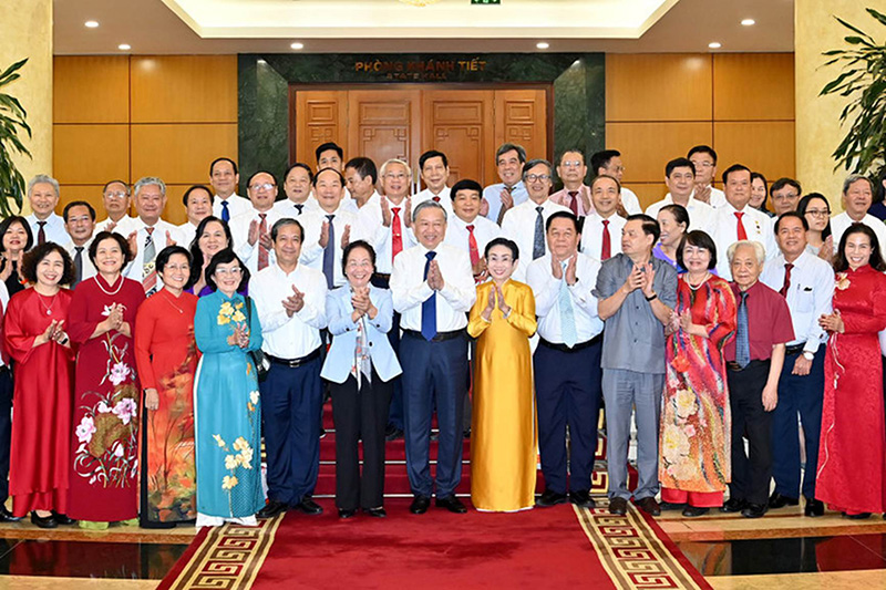 Tổng Bí thư Tô Lâm với Ban Thường vụ Trung ương Hội Khuyến học Việt Nam. (Ảnh: ĐĂNG KHOA)
