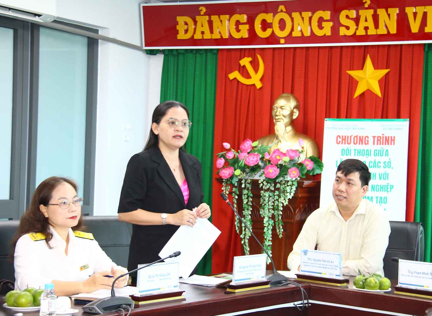 Đại diện sở, ngành tỉnh giải đáp thắc mắc cho doanh nghiệp.