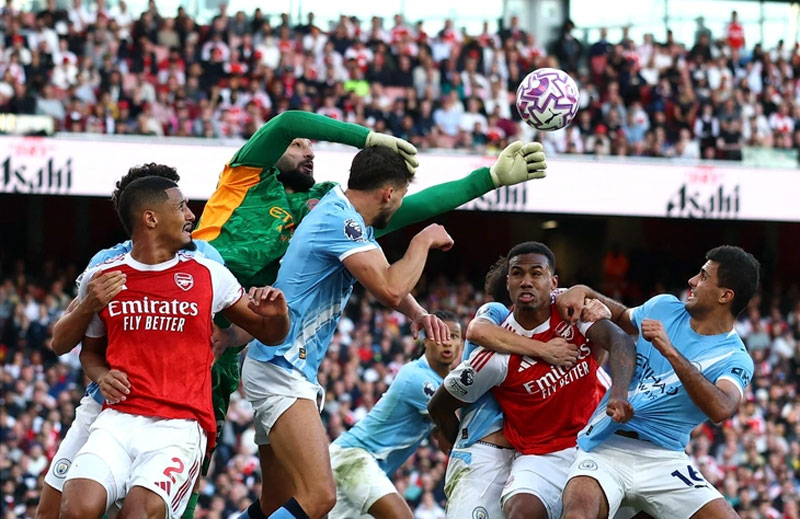 Arsenal bế tắc trước bức tường phòng ngự màu xanh của Man City - Ảnh: REUTERS