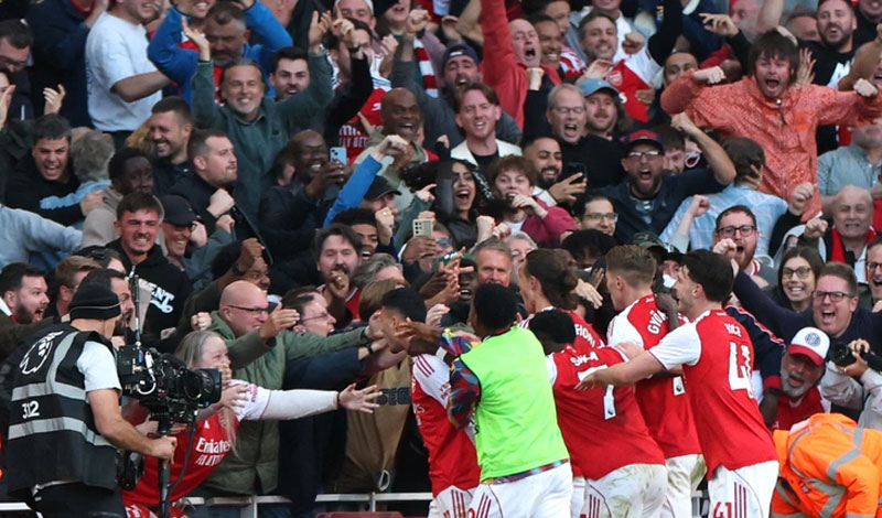 CĐV Arsenal vỡ òa khi Martinelli ghi bàn gỡ hòa 1-1 ở phút 90+3 - Ảnh: REUTERS