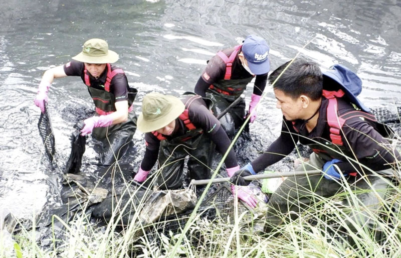 Cùng khơi thông dòng chảy kênh rạch cho TP sạch, xanh - Ảnh: K.ANH