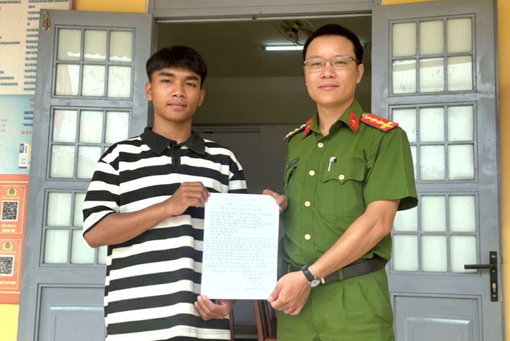 Hồ Văn Duẩn tình nguyện thực hiện nghĩa vụ Công an nhân dân sau khi xem phim Mưa đỏ - Ảnh: Công an xã Hướng Phùng