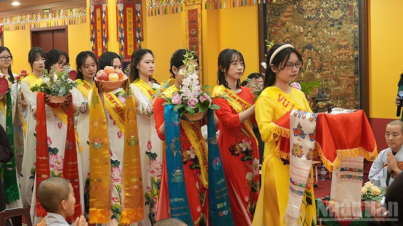 Lễ dâng hương Vu lan báo hiếu. (Ảnh: XUÂN HƯNG)